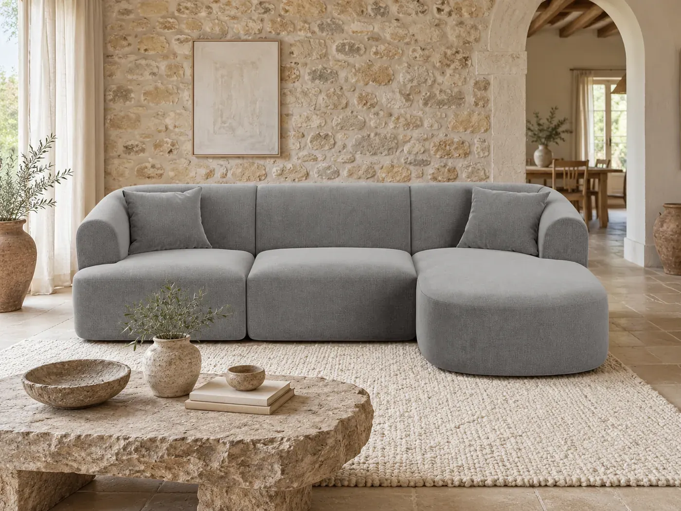 Mise en situation illustrée par IA à partir de la photo du coloris Canapé Campi Maisons du Monde, coloris Gris (mise en situation illustrée par IA)