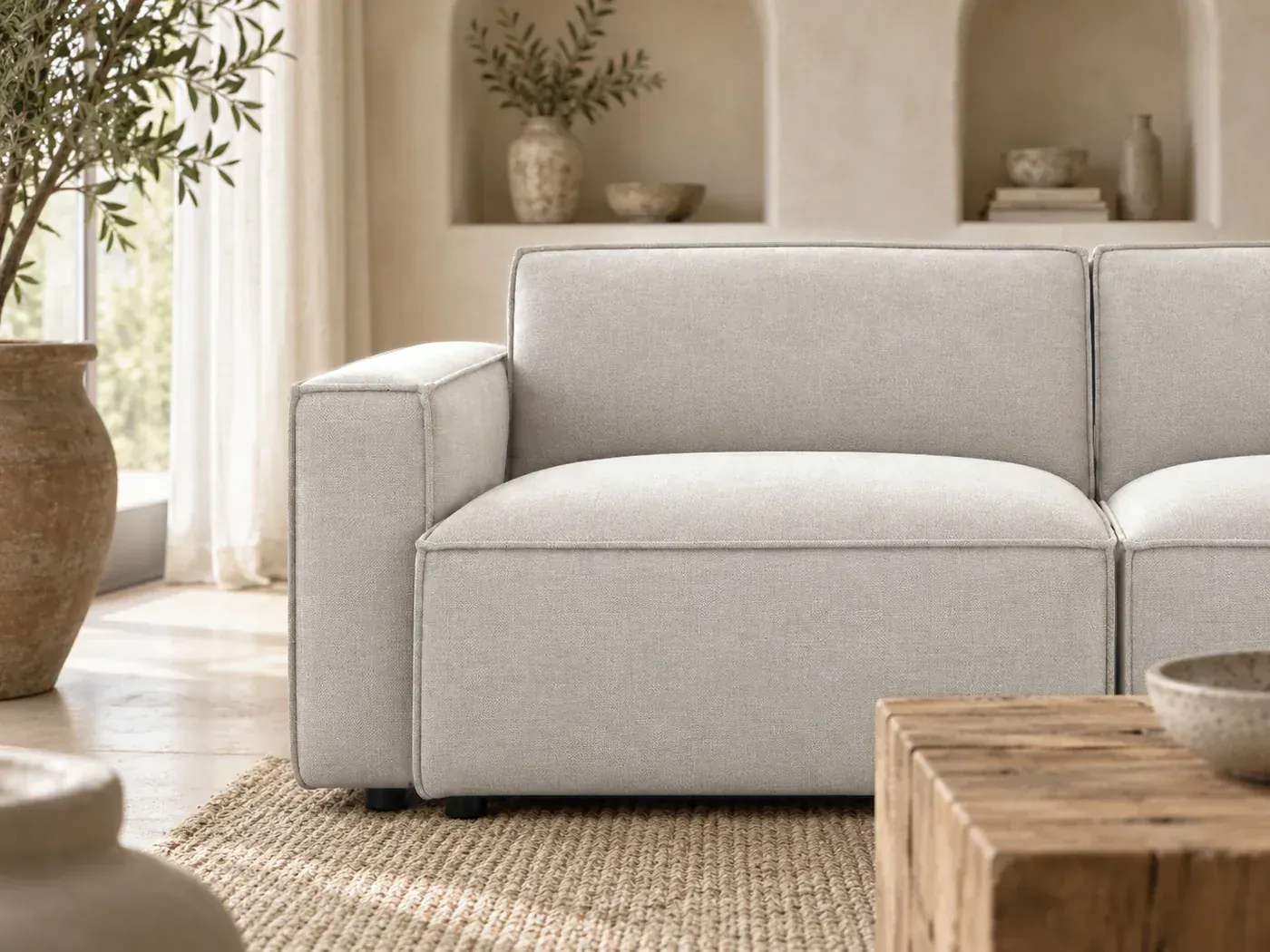 Split, 3 places modulable fixe, coloris effet velours texturé beige : gros plan sur l'accoudoir