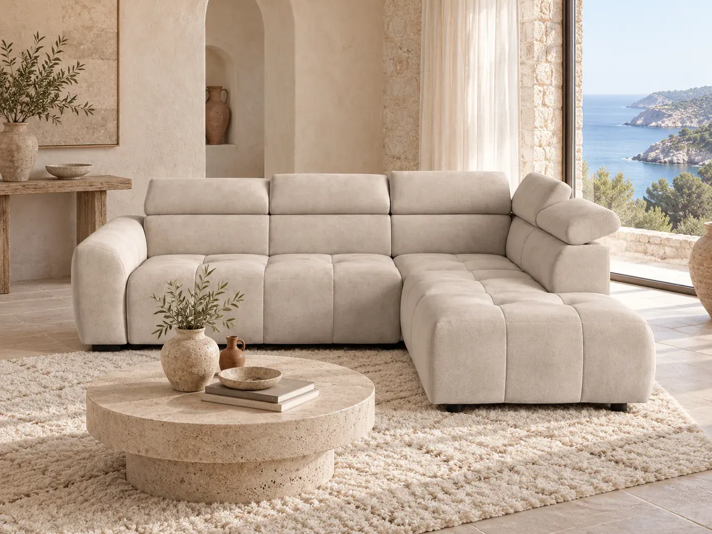 Moby, 5 places d'angle convertible, coloris beige, dans un salon de villa avec vue sur la mer