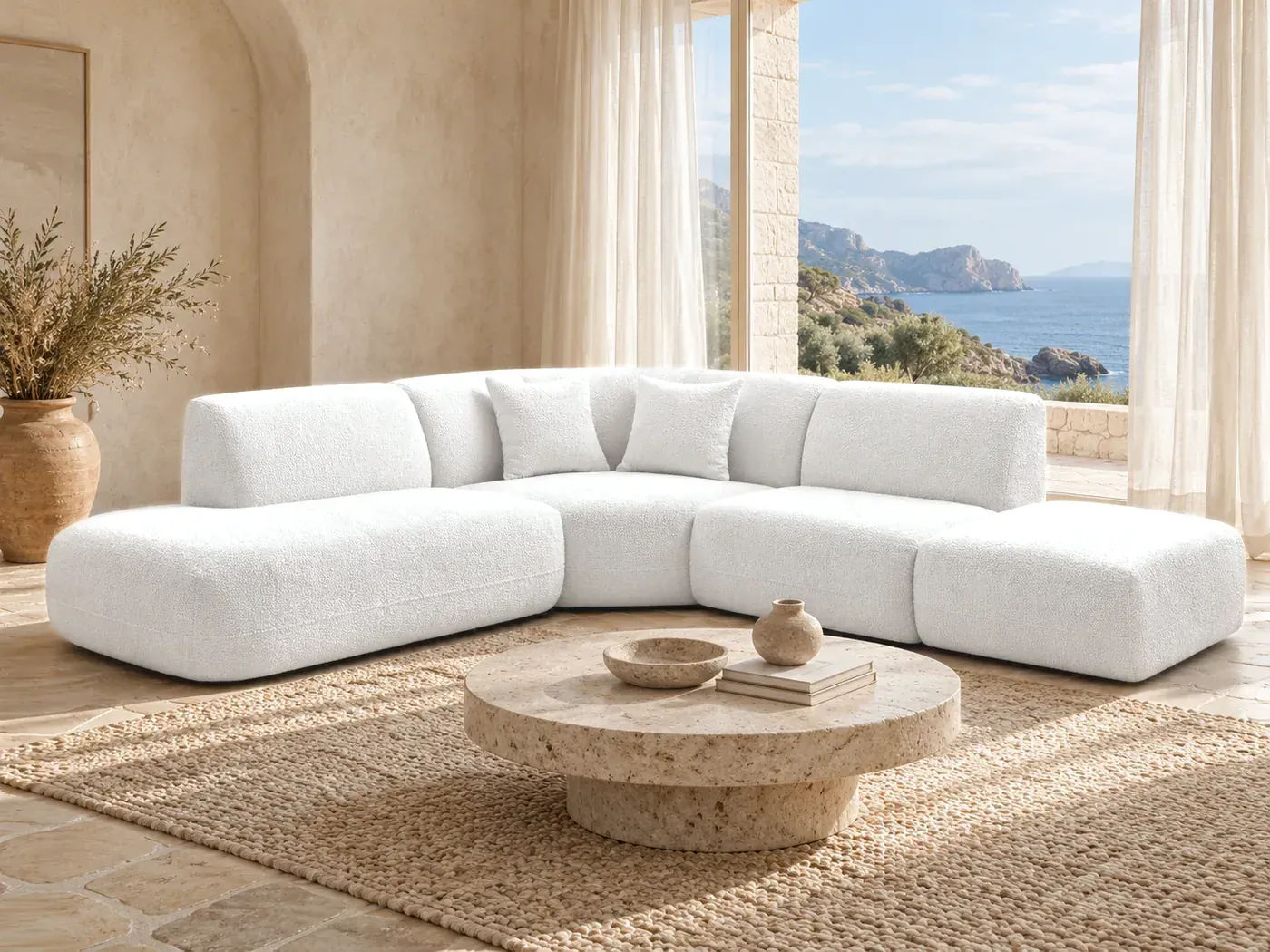 Anda, 6 places d'angle fixe en L modulable, coloris blanc, dans un salon de villa avec vue sur la mer