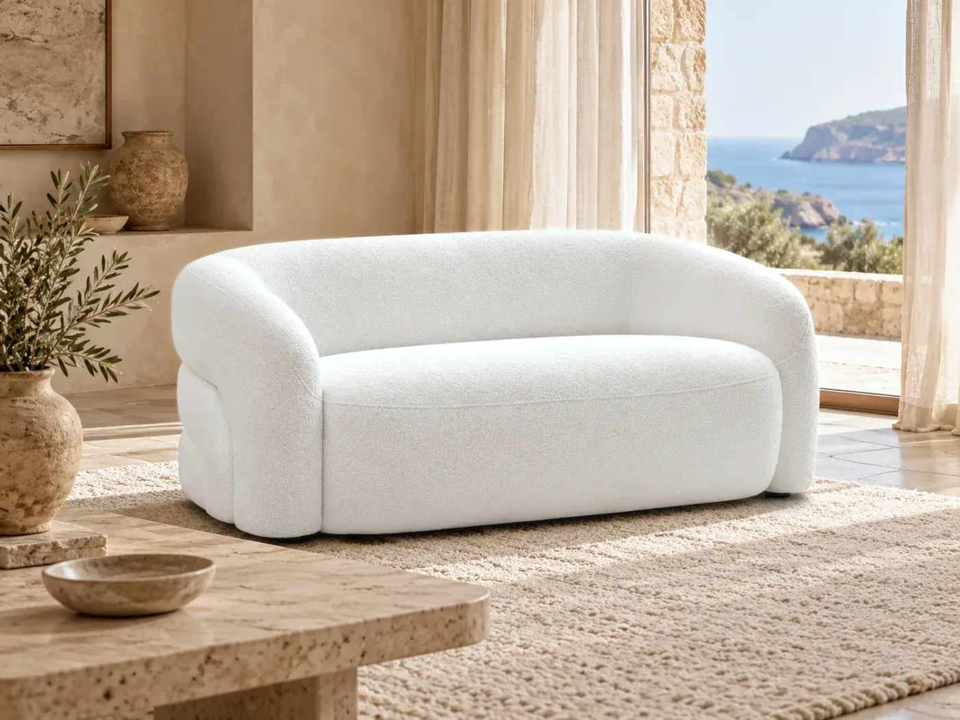 Elina, 2 places droit fixe, bouclette, coloris blanc, dans un salon de villa avec vue sur la mer