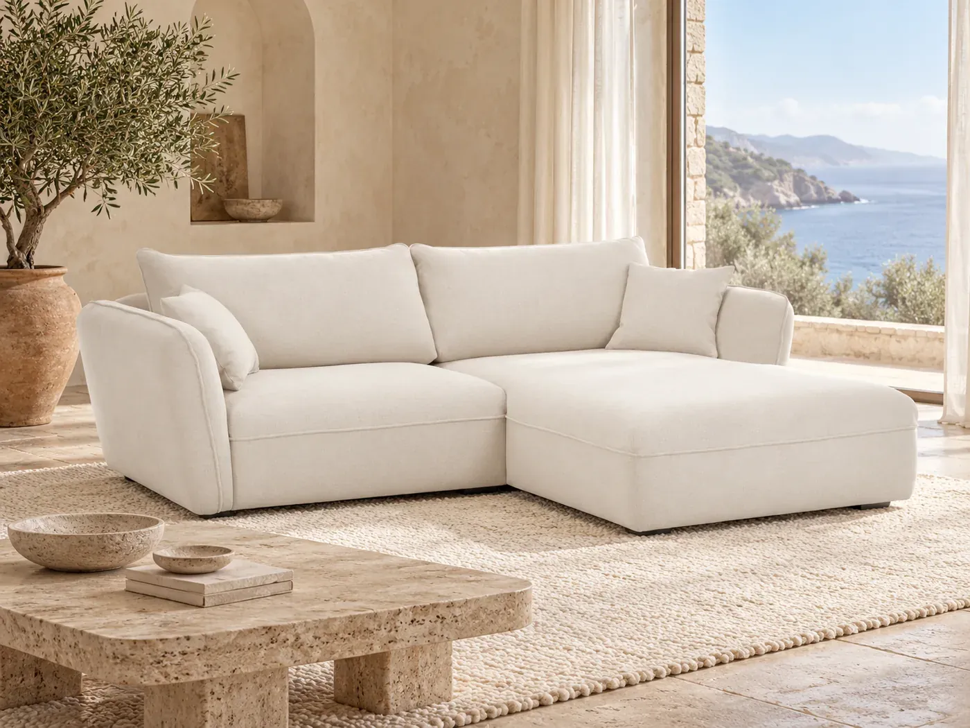 Luigi, 3 places d'angle fixe, coloris blanc, dans un salon de villa avec vue sur la mer