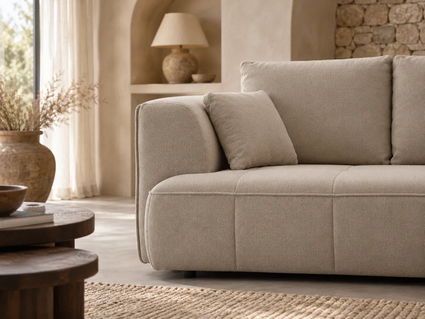 Clovis, 3 places d'angle convertible, coloris beige : gros plan sur l'accoudoir
