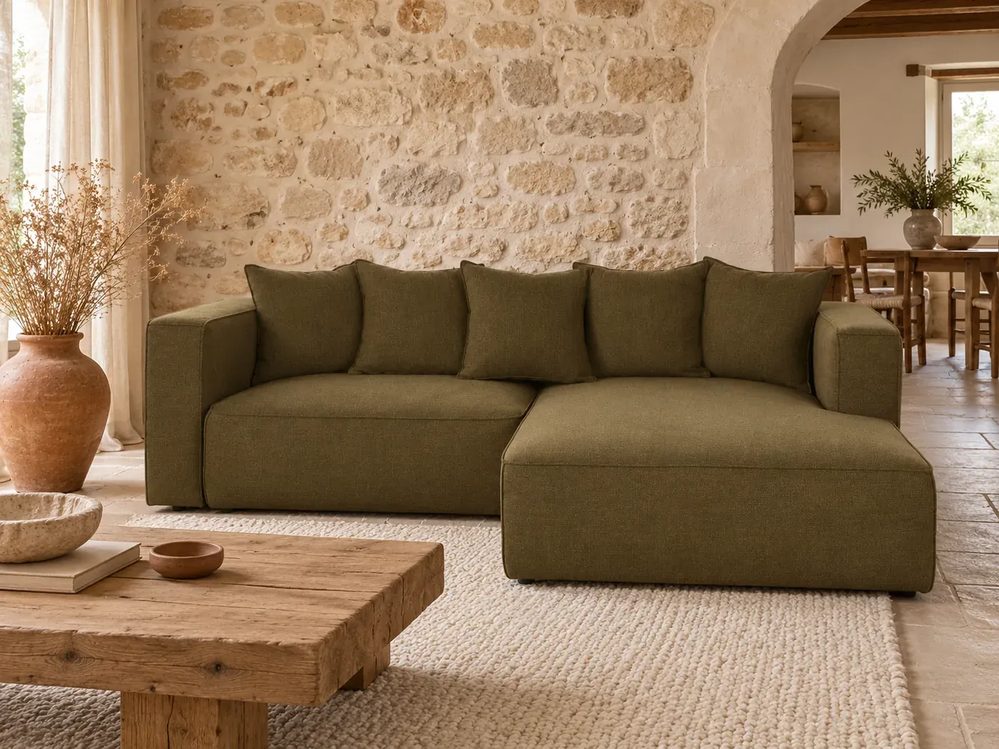 Barnaby, 3 places d'angle convertible, tissu, coloris vert kaki, dans un salon en pierre blonde avec une arche chaulée