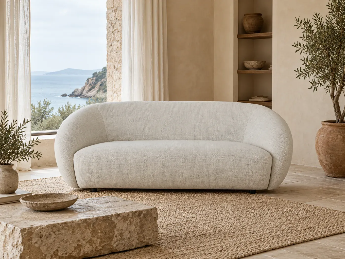 Mallow, 3 places droit fixe, tissu, coloris greige, dans un salon de villa avec vue sur la mer