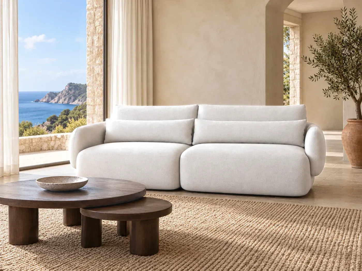 Bayma, 3 places droit fixe, tissu, coloris recycle beige, dans un salon de villa avec vue sur la mer