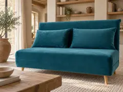 Canapé Nio Maisons du Monde, 2 places droit convertible, velours, coloris bleu pétrole, mise en situation dans un salon (illustration IA 2)