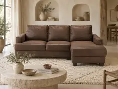 Canapé Philadelphie Maisons du Monde, 3 places d'angle fixe, cuir, coloris marron effet vieilli, mise en situation dans un salon (illustration IA 1)