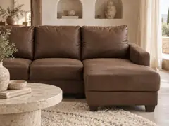 Canapé Philadelphie Maisons du Monde, 3 places d'angle fixe, cuir, coloris marron effet vieilli, mise en situation dans un salon (illustration IA 2)