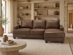 Canapé Philadelphie Maisons du Monde, 3 places d'angle fixe, cuir, coloris marron effet vieilli, mise en situation dans un salon (illustration IA 3)