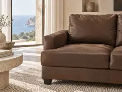 Canapé Philadelphie Maisons du Monde, 3 places d'angle fixe, cuir, coloris marron effet vieilli, mise en situation dans un salon (illustration IA 5)