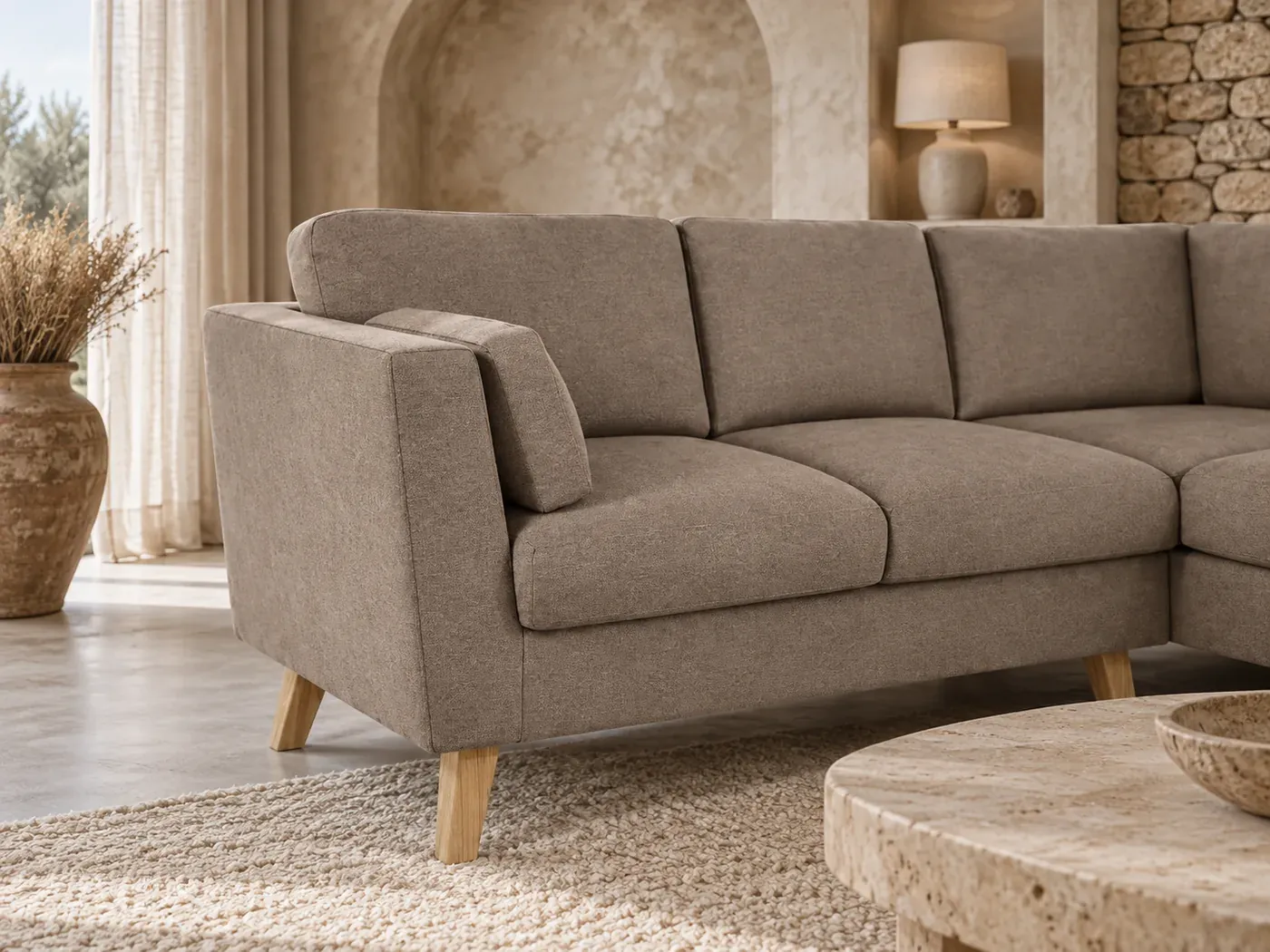 Stella, 4 places d'angle fixe, microfibre, coloris beige foncé : gros plan sur l'accoudoir