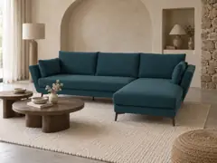 Canapé Prague Maisons du Monde, 4 places d'angle fixe, velours, coloris bleu paon, mise en situation dans un salon (illustration IA 3)