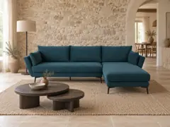 Canapé Prague Maisons du Monde, 4 places d'angle fixe, velours, coloris bleu paon, mise en situation dans un salon (illustration IA 4)