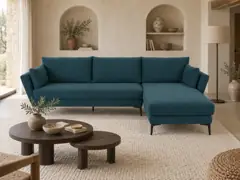 Canapé Prague Maisons du Monde, 4 places d'angle fixe, velours, coloris bleu paon, mise en situation dans un salon (illustration IA 5)