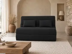 Canapé Olivia Maisons du Monde, 2 places droit convertible, coloris noir, mise en situation dans un salon (illustration IA 1)
