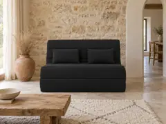Canapé Olivia Maisons du Monde, 2 places droit convertible, coloris noir, mise en situation dans un salon (illustration IA 3)