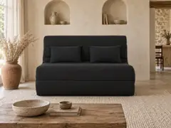 Canapé Olivia Maisons du Monde, 2 places droit convertible, coloris noir, mise en situation dans un salon (illustration IA 4)