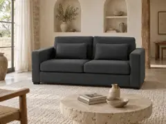 Canapé Milano Maisons du Monde, 2 places droit convertible, coloris gris anthracite, mise en situation dans un salon (illustration IA 1)