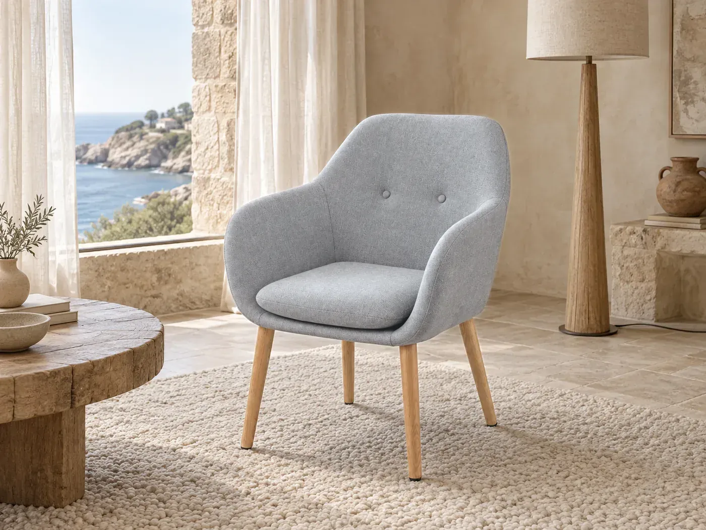 Arnold, fauteuil, tissu, coloris gris clair, dans un salon de villa avec vue sur la mer