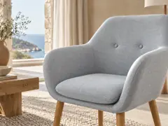 Fauteuil Arnold Maisons du Monde, fauteuil, tissu, coloris gris clair, mise en situation dans un salon (illustration IA 2)