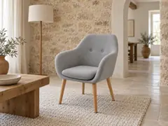 Fauteuil Arnold Maisons du Monde, fauteuil, tissu, coloris gris clair, mise en situation dans un salon (illustration IA 4)