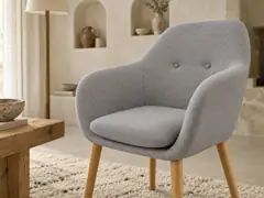 Fauteuil Arnold Maisons du Monde, fauteuil, tissu, coloris gris clair, mise en situation dans un salon (illustration IA 5)