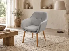 Fauteuil Arnold Maisons du Monde, fauteuil, tissu, coloris gris clair, mise en situation dans un salon (illustration IA 6)