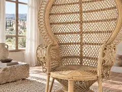 Fauteuil Emmanuelle Maisons du Monde, fauteuil, coloris rotin, mise en situation dans un salon (illustration IA 2)