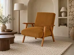 Fauteuil Hermann Maisons du Monde, velours côtelé, coloris bois de hetre et velours cotele jaune curry, mise en situation dans un salon (illustration