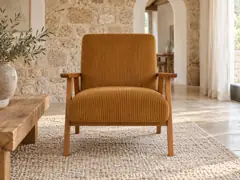 Fauteuil Hermann Maisons du Monde, velours côtelé, coloris bois de hetre et velours cotele jaune curry, mise en situation dans un salon (illustration