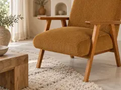 Fauteuil Hermann Maisons du Monde, velours côtelé, coloris bois de hetre et velours cotele jaune curry, mise en situation dans un salon (illustration