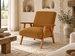 Fauteuil Hermann Maisons du Monde, velours côtelé, coloris bois de hetre et velours cotele jaune curry, mise en situation dans un salon (illustration