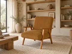 Fauteuil Hermann Maisons du Monde, velours côtelé, coloris bois de hetre et velours cotele jaune curry, mise en situation dans un salon (illustration