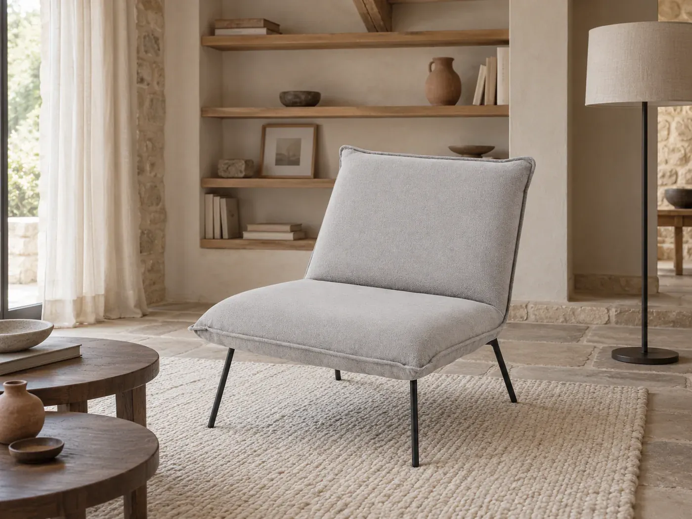 Mise en situation illustrée par IA à partir de la photo du coloris Fauteuil Sam Maisons du Monde, coloris Fauteuil gris clair (mise en situation illustrée par IA)