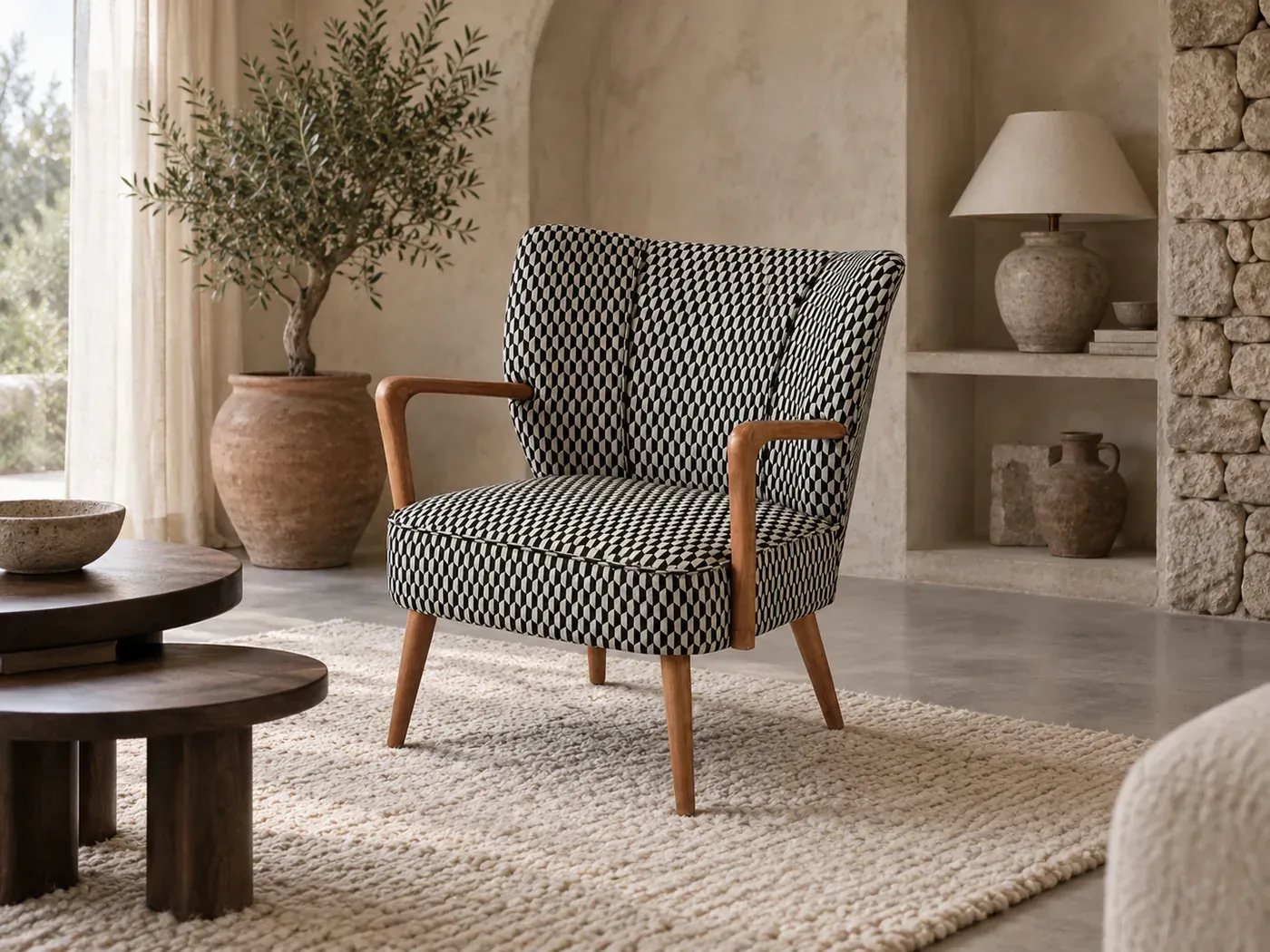 Meyer, fauteuil, tissu, coloris noir et blanc (motifs graphiques), dans une alcôve arrondie enduite à la chaux