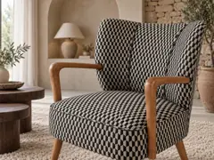Fauteuil Meyer Maisons du Monde, fauteuil, tissu, coloris noir et blanc (motifs graphiques), mise en situation dans un salon (illustration IA 2)