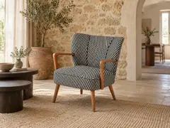 Fauteuil Meyer Maisons du Monde, fauteuil, tissu, coloris noir et blanc (motifs graphiques), mise en situation dans un salon (illustration IA 3)