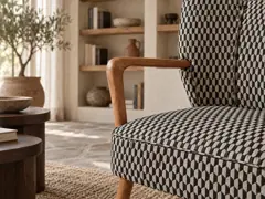 Fauteuil Meyer Maisons du Monde, fauteuil, tissu, coloris noir et blanc (motifs graphiques), mise en situation dans un salon (illustration IA 5)