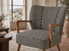 Fauteuil Meyer Maisons du Monde, fauteuil, tissu, coloris noir et blanc (motifs graphiques), mise en situation dans un salon (illustration IA 8)