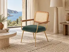 Fauteuil Rosalie Maisons du Monde, velours, coloris vert, mise en situation dans un salon (illustration IA 4)