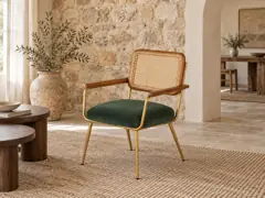 Fauteuil Rosalie Maisons du Monde, velours, coloris vert, mise en situation dans un salon (illustration IA 6)