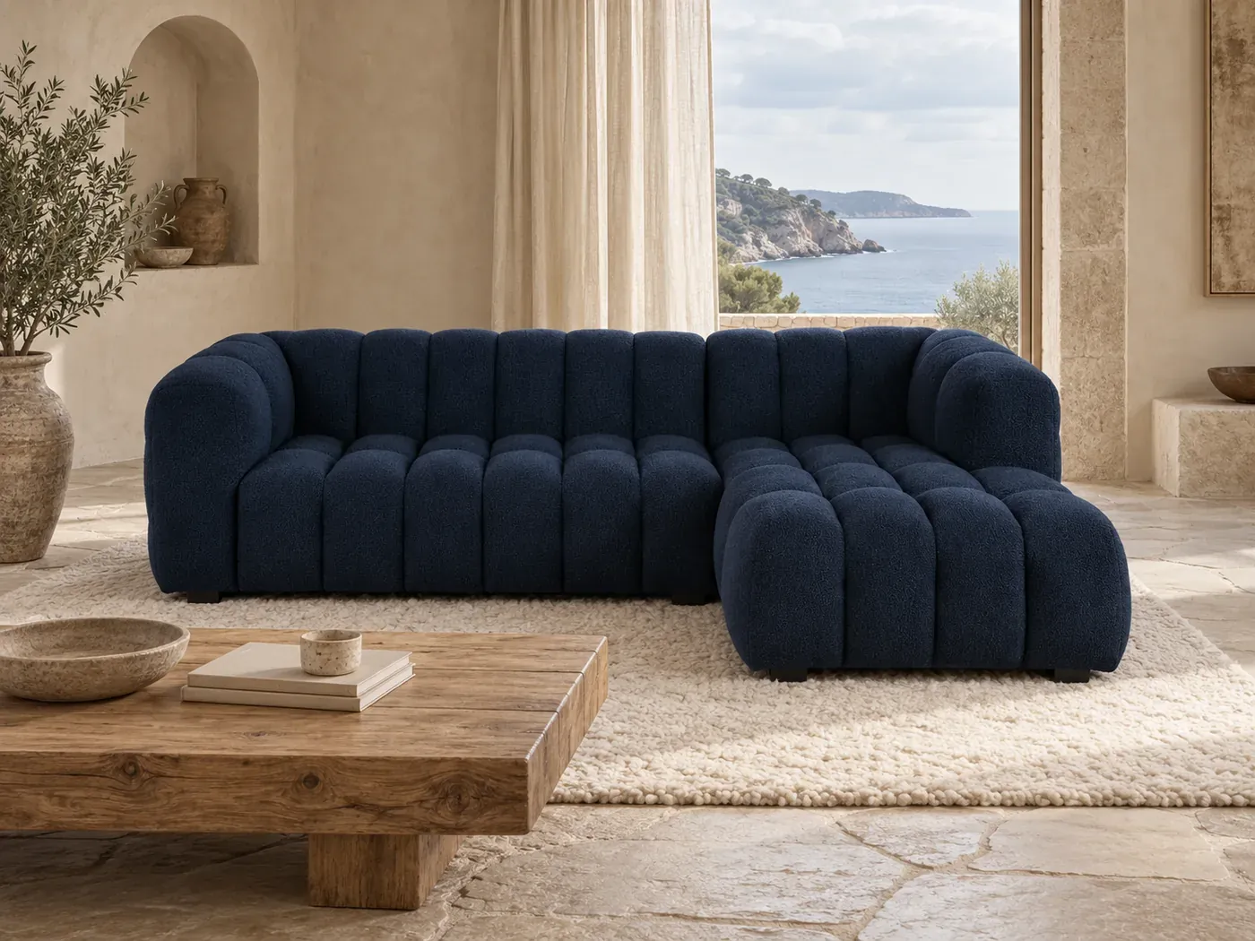 Mise en situation illustrée par IA à partir de la photo du coloris Canapé Lilo Maisons du Monde, coloris Bleu nuit (mise en situation illustrée par IA)