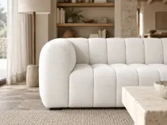 Canapé Lilo Maisons du Monde, 3 places droit fixe, coloris beige sable, mise en situation dans un salon (illustration IA 2)