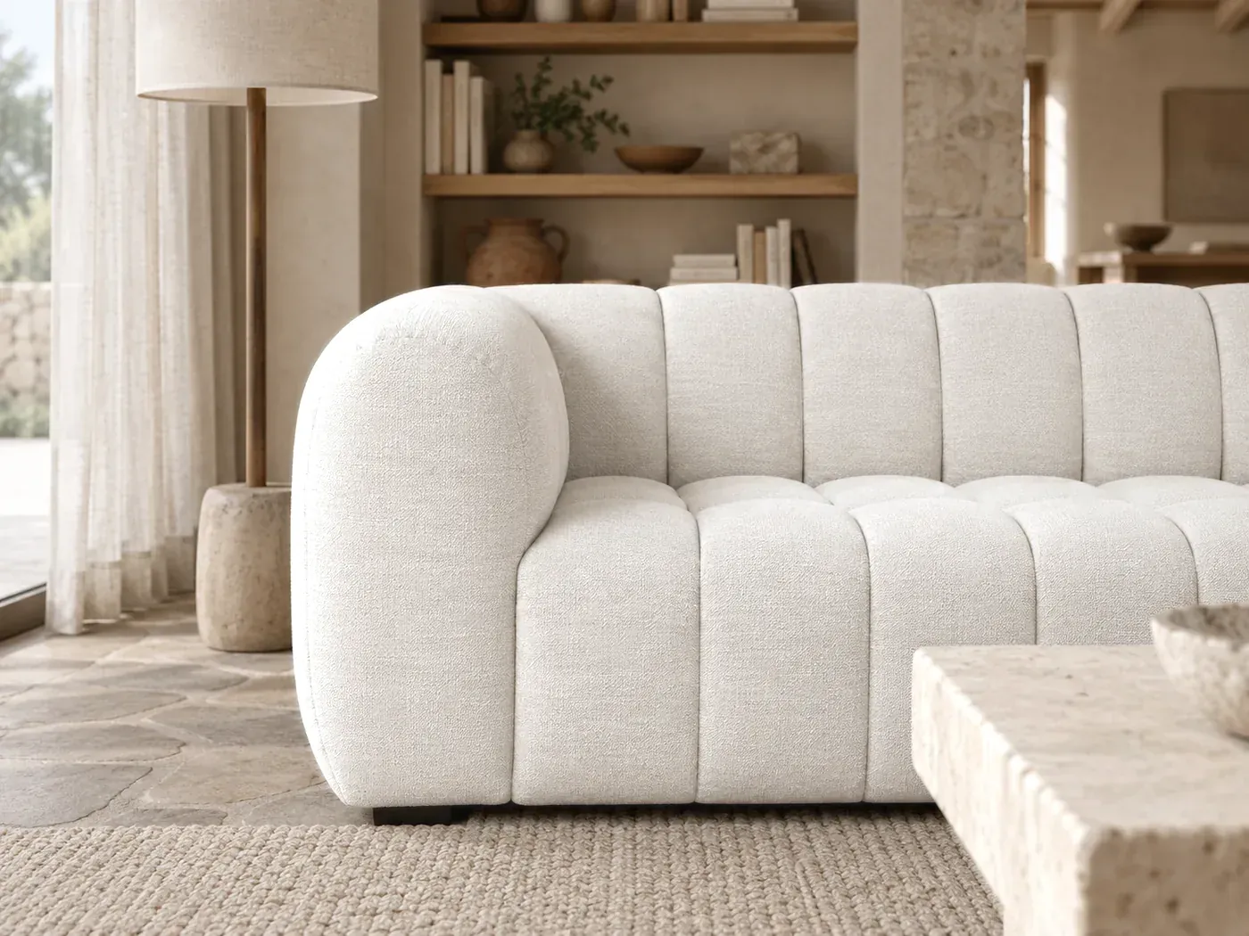 Lilo, 3 places droit fixe, tissu, coloris beige sable : gros plan sur l'accoudoir