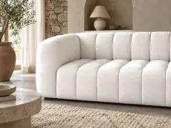 Canapé Lilo Maisons du Monde, 3 places droit fixe, coloris beige sable, mise en situation dans un salon (illustration IA 5)