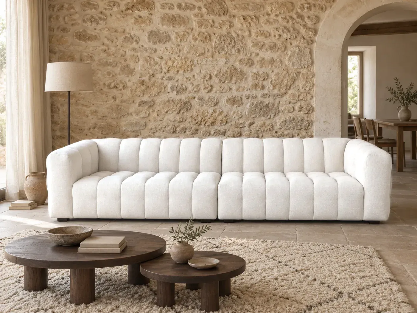 Mise en situation illustrée par IA à partir de la photo du coloris Canapé Lilo Maisons du Monde, coloris Beige sable (mise en situation illustrée par IA)