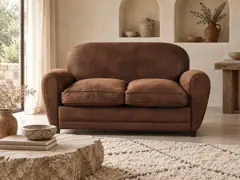 Canapé Arizona Maisons du Monde, 2 places droit fixe, coloris microsuede marron, mise en situation dans un salon (illustration IA 1)