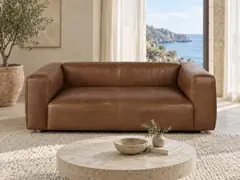 Canapé Neo John Maisons du Monde, 3 places droit fixe, cuir, coloris marron, mise en situation dans un salon (illustration IA 1)