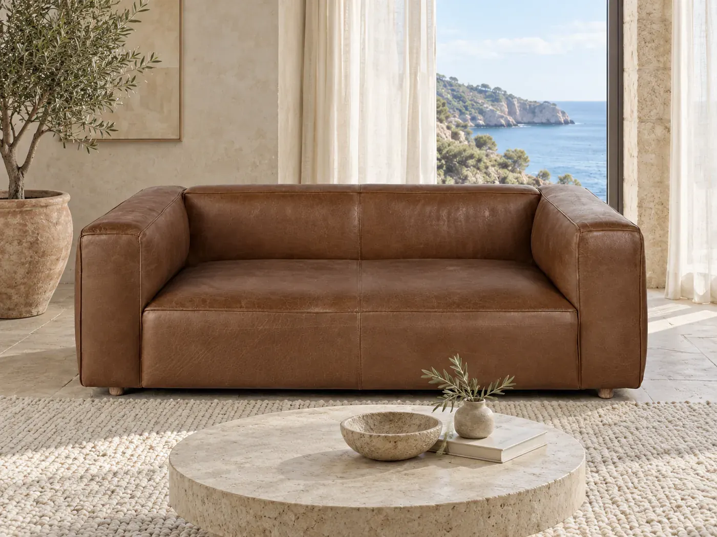 Neo John, 3 places droit fixe, cuir, coloris marron, dans un salon de villa avec vue sur la mer